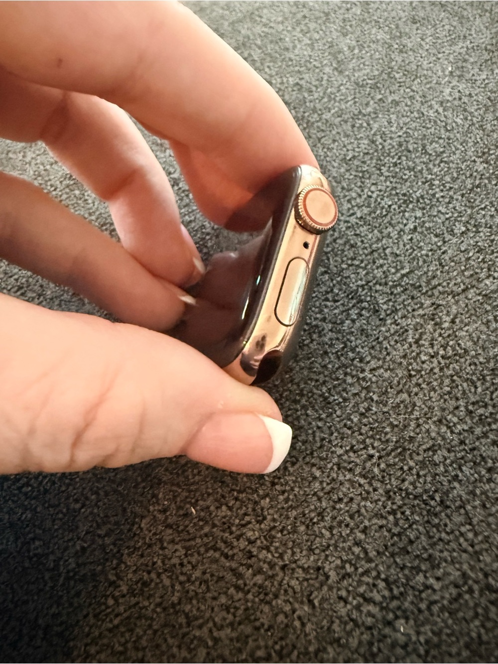 Apple Watch Series 4. Gold Titanium. 40MM - Picture 3 of 4